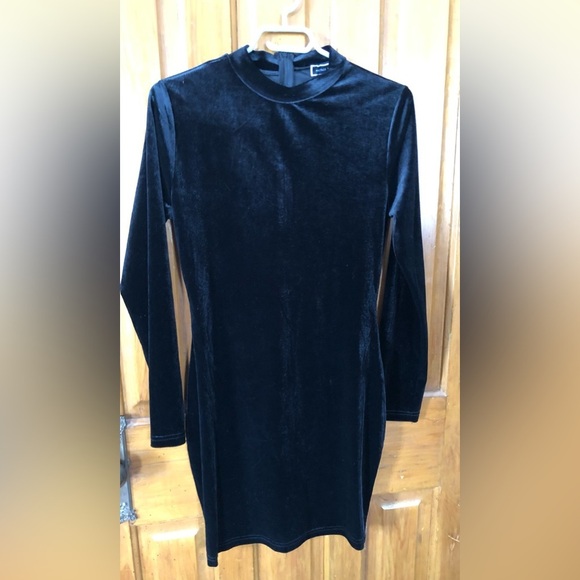 Elegant Black Velvet Dress - Picture 3 of 12
